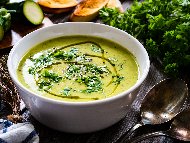 Рецепта Магданозена крем супа с картофи и сметана